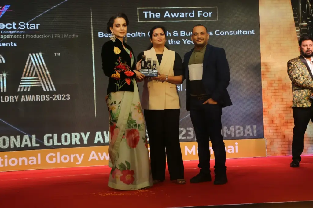 Dilip Auti and Komal Auti receiving the award from film actor and Member of Parliament Kangana Ranaut, National Glory Awards 2023, Mumbai