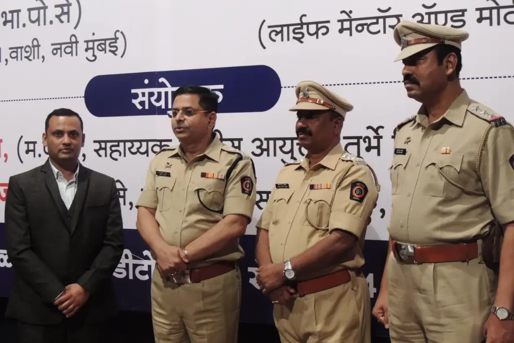 With Navi Mumbai DCP Dr Sudhakar Pathare, ACP Kiran Patil and Senior PI Ashok Rajput