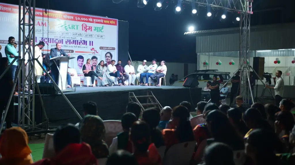 Night session before a large open-air audience