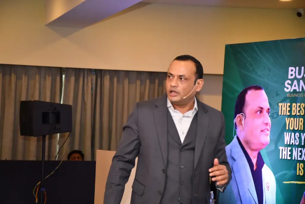 Dilip Auti on stage at Business Sanjivani