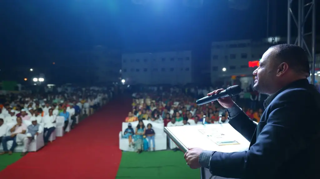 Addressing a large open-air gathering